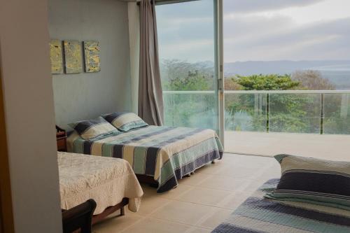 1 dormitorio con 2 camas y ventana grande en Casa campo Lujo con piscina cerca de cartagena, en Altamira