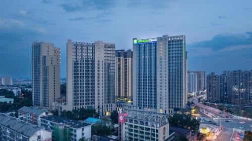 uma vista para uma grande cidade com edifícios altos em Holiday Inn Express Changsha Yuhua, an IHG Hotel em Changsha