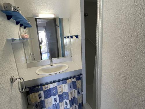une salle de bain avec un lavabo et un miroir dans l'établissement Villa Cap d'Agde : Plage à pied, piscine, parking, terrasse - FR-1-723-140, au Cap d'Agde