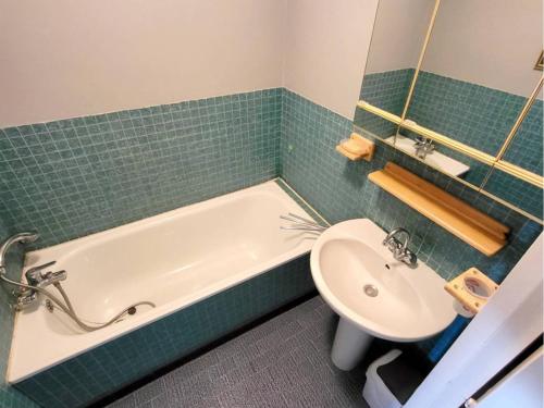 une salle de bain avec une baignoire et un lavabo dans l'établissement Studio cosy avec terrasse, parking, à 500m des plages et proche commerces - Six-Fours-Les-Plages - FR-1-316-330, à Six-Fours-les-Plages