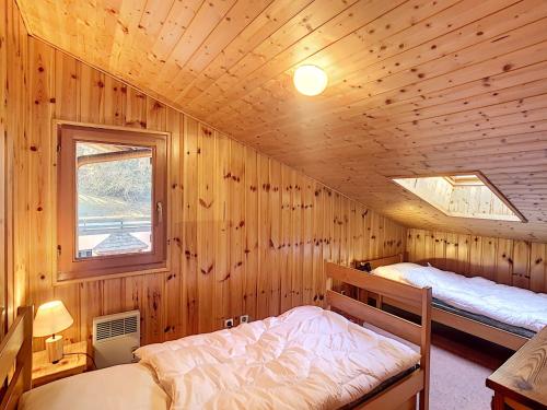 - une chambre avec 2 lits dans une cabane en bois dans l'établissement Duplex 3 pièces au cœur de Combloux, proche navette ski, balcon Mont Blanc, parking et casier à skis - FR-1-560-120, à Combloux