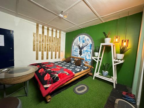 迪布魯加爾的住宿－Jajaborihomestay，一间卧室设有一张床和绿色的墙壁