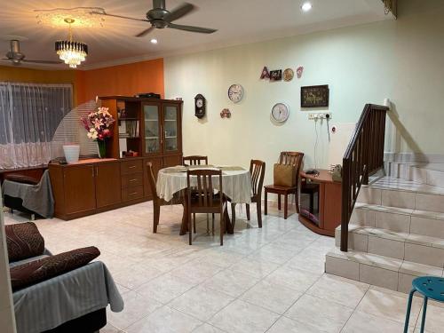 ein Wohnzimmer mit einem Tisch und einem Esszimmer in der Unterkunft Venice 142 Homestay in Lumut