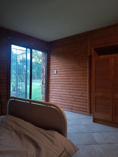 una camera con un letto e una grande finestra di Bungalow - C - by Salbu a Pinedene