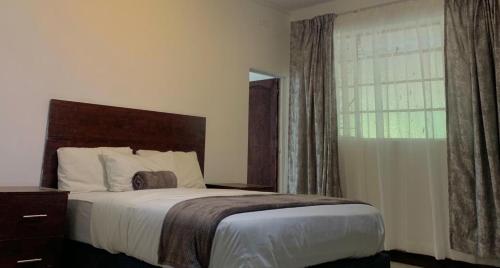 Кровать или кровати в номере Khaya Mnandi Leisure Suites
