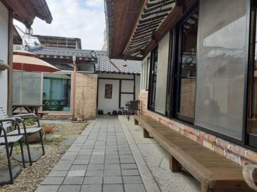El edificio en el que está la casa de huéspedes