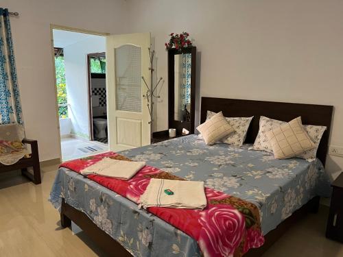 Tempat tidur dalam kamar di Maliyeckal Homestay