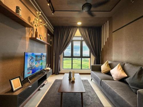 uma sala de estar com um sofá e uma televisão em K Avenue Modern Style Studio (5 Mins to Airport) em Kota Kinabalu