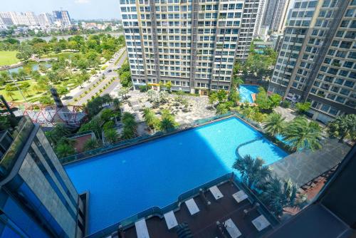 Vinhomes Central Park Apartment- Landmark Luxury في مدينة هوشي منه: اطلالة علوية على مسبح في مدينة