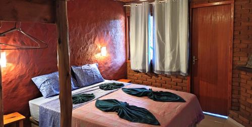 Un dormitorio con una cama con ropa. en Residência Da Família Binitz, en Visconde De Maua