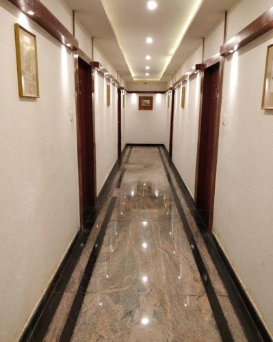 un couloir d'un immeuble avec un sol en verre dans l'établissement Royal Aryan Hotel, à Purî
