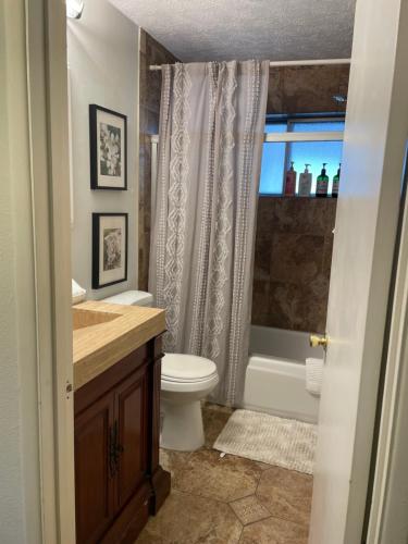 Ein Badezimmer in der Unterkunft Cozy Home with Sparkling Pool/Pet Friendly