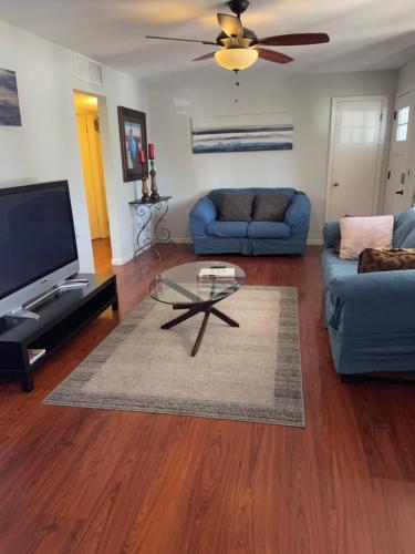 Ein Sitzbereich in der Unterkunft Cozy Home with Sparkling Pool/Pet Friendly