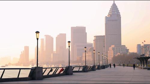 vistas a una ciudad con un puente y edificios en Radisson Collection Hyland Shanghai, en Shanghái