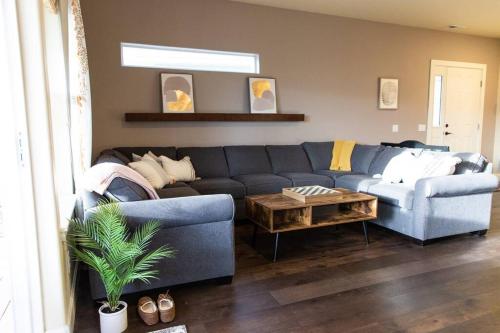 a living room with a blue couch and a table at Sunserra Villa! Movie Room, Family Friendly, BBQs, Pools, Free Golf! in Quincy