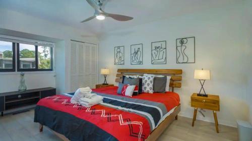 - une chambre dotée d'un grand lit avec deux animaux blancs rembourrés dans l'établissement Harbour Town Haven Spacious 4Bd 4Ba Retreat, à Île de Hilton-Head