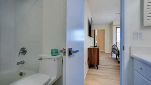 La salle de bains est pourvue de toilettes, d'un lavabo et d'un couloir. dans l'établissement Harbour Town Haven Spacious 4Bd 4Ba Retreat, à Île de Hilton-Head