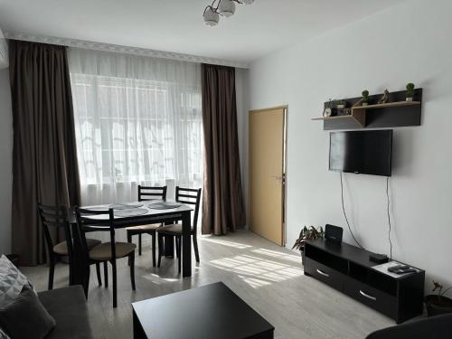 uma sala de estar com uma mesa e uma sala de jantar em Апартамент Рентал 1 em Varna City
