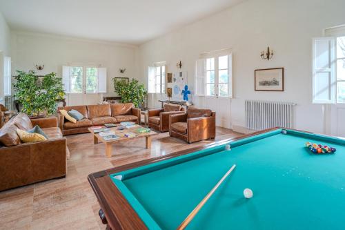 uma sala de estar com mesa de bilhar em Tenuta di Tramonte Boutique Hotel em Lucca