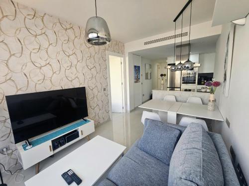 een woonkamer met een bank en een tv bij Apartment Margarita 2 in Torrevieja