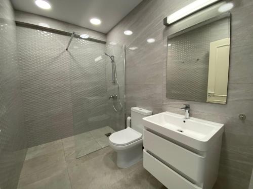 een badkamer met een toilet, een wastafel en een douche bij Paradise Gardens 1 in Paphos City