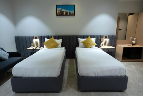 Postel nebo postele na pokoji v ubytování Hotel Kyzen HiTech City- Your Zenly Stay