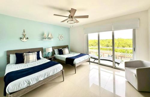 ein Schlafzimmer mit zwei Betten und einem Deckenventilator in der Unterkunft OV Casa Regia 324 N condo in Cedro