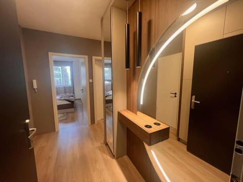 baño con banco de madera en una habitación en Karzo Property LK 206, en Budapest