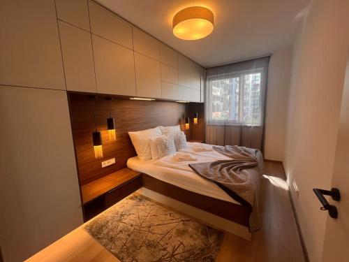 1 dormitorio con 1 cama grande y ventana en Karzo Property LK 206, en Budapest
