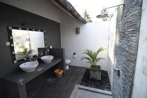 Baño con 2 lavabos y espejo en Sol Villas Gili Air, en Gili Air
