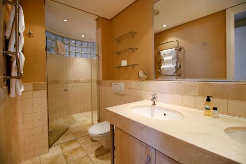 ووترفرونت فيليج في كيب تاون: حمام مع حوض ودش ومرحاض