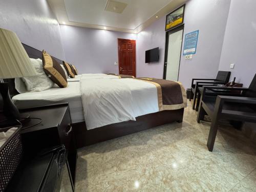 sypialnia z dużym łóżkiem, biurkiem i biurkiem w obiekcie Nhà nghỉ Giang Sơn w mieście Bac Ha