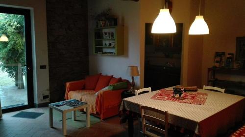 sala de estar con mesa y sofá en Regina Rooms Pisa, en Pisa