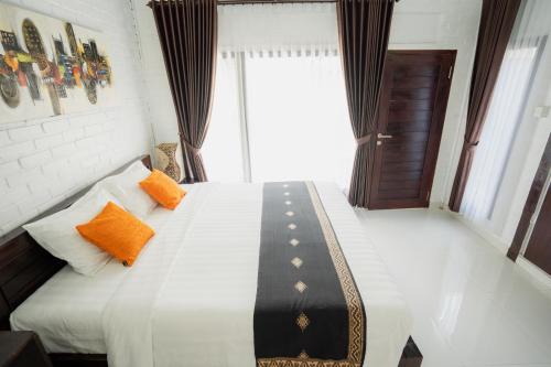 Una cama o camas en una habitación de Astana Swaha Villa