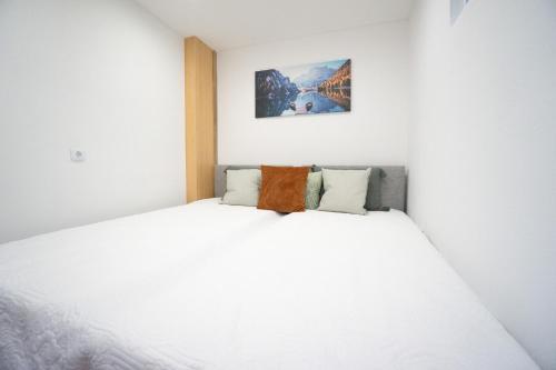 Un pat sau paturi într-o cameră la Allgäu I Auszeit I Sport I Parken I WLAN