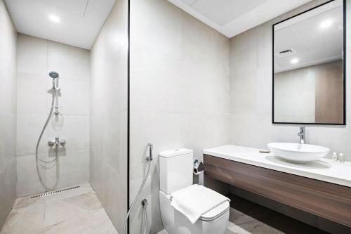 e bagno con servizi igienici, lavandino e doccia. di Silkhaus Chic 1BDR Near Emirates Tower Metro a Dubai