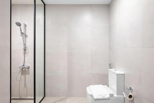 y baño blanco con ducha y aseo. en Silkhaus Convenient 1BDR near DIFC & Metro Station, en Dubái