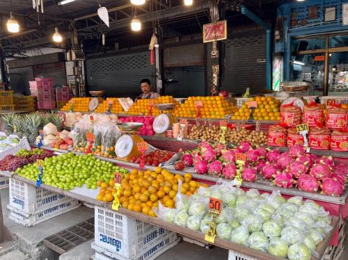 un mercado con un montón de frutas y hortalizas expuestas en HomeState Bang Maprao en Ban Hin Sam Kon