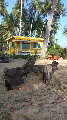 a yellow house with a tree stump in front of it at HomeState Bang Maprao in Ban Hin Sam Kon