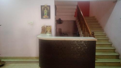 uma escada num edifício com uma escada em THE ALP HOTEL Bypass Road em Madurai