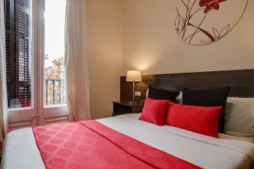 Postel nebo postele na pokoji v ubytování Ronda Sant Pere - Private City Center 1-Bedroom Suite