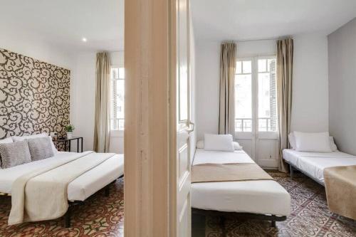 Pokój z 2 łóżkami i 2 oknami w obiekcie Sagrada Familia- Emblematic and Charming Catalan Home w Barcelonie