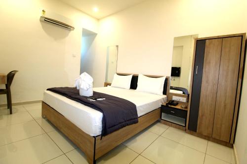 Cama o camas de una habitación en Hotel Near Me, Rajkot