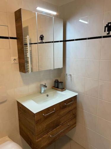 uma casa de banho com um lavatório e um espelho em Your bright city gem in Leipzig em Leipzig
