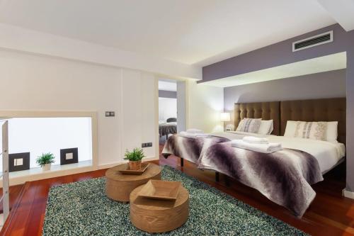 1 dormitorio grande con 1 cama grande y 1 alfombra en 3bedroom Duplex with balcony in plaza Cataluña, en Barcelona