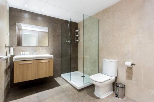 een badkamer met een douche, een toilet en een wastafel bij Bright and modern 3bedroom in Las Ramblas 3 1B in Barcelona