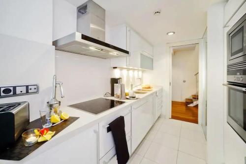 Kuchyň nebo kuchyňský kout v ubytování Luxury Duplex Apartment in the Heart of Barcelona