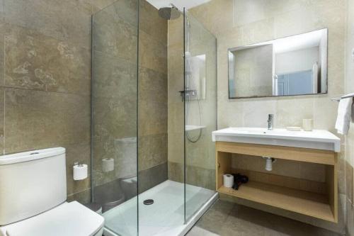 een badkamer met een douche, een toilet en een wastafel bij 4bedroom apart with balcony in Las Ramblas 3-2 in Barcelona