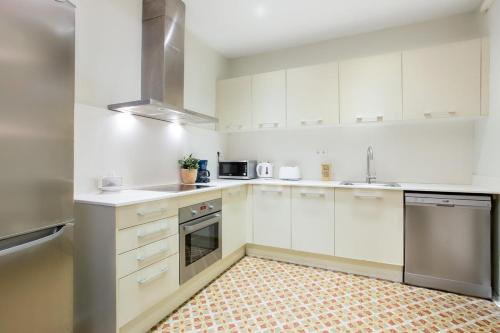 The Collection Barcelona - Bright 4 bedroom apartment w balcony, Las Ramblas