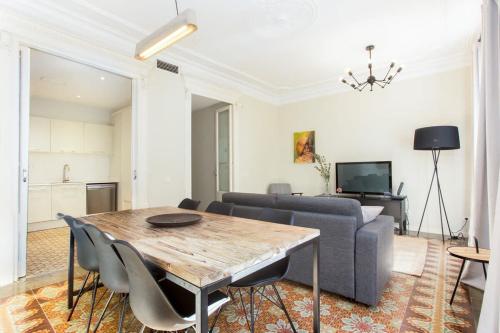 The Collection Barcelona - Bright 4 bedroom apartment w balcony, Las Ramblas